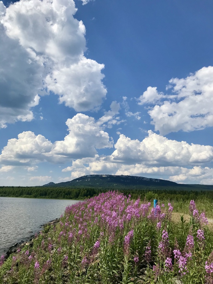 Хребет Зюраткуль и одноименное озеро