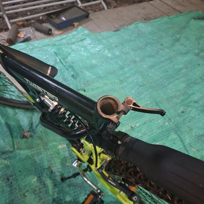 У рок машины диаметр трубы оказался другим. Так что, когда я ее вынул, пришлось ставить обратно, и переставлять вместо нее само сиденье.