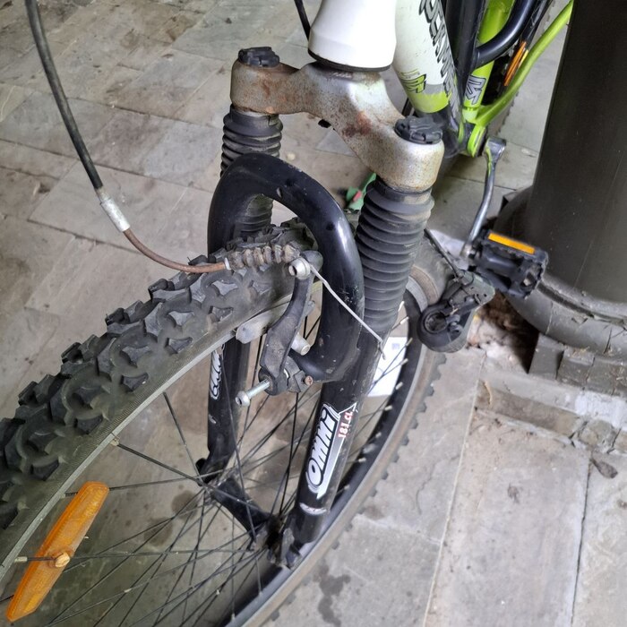 Оказалось, тормоза крепятся на длинный винт. Правда, не стоит забывать про пазы натяжения.