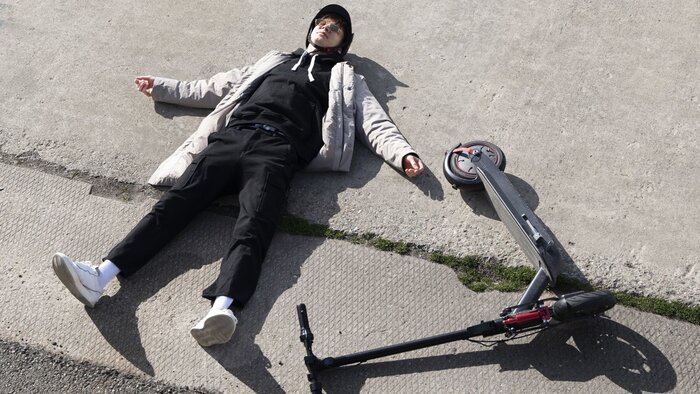 Водитель сбил подростка, ехавшего по дороге на электросамокате. Суды признали виновным водителя