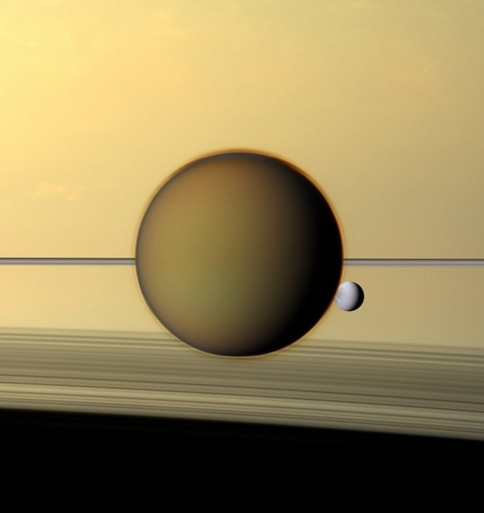 Спутники Сатурна Титан и Диона на фоне газового гиганта. Снимок от зонда "Кассини" / © NASA/JPL-Caltech/Space Science Institute