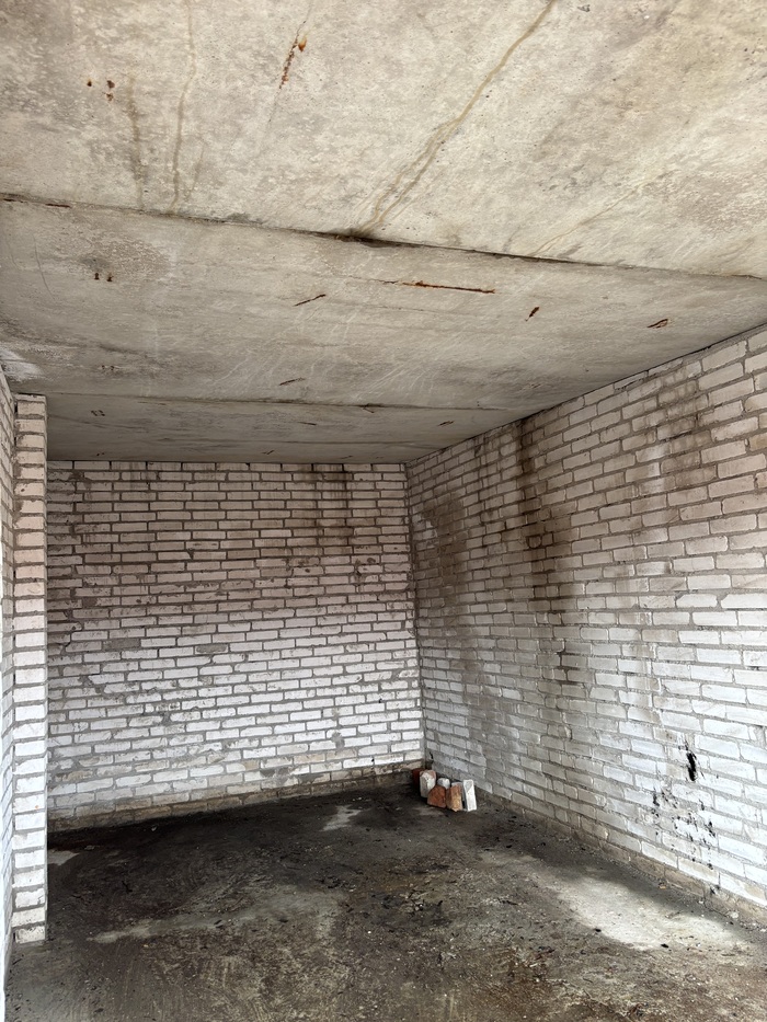 Видно где текло, по следам на стенах и потолке.