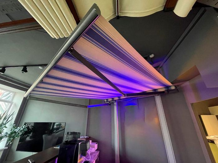 В офисе этих ребят (нейросеть любезно замазала лого, чтобы вы не обвинили меня в рекламе)