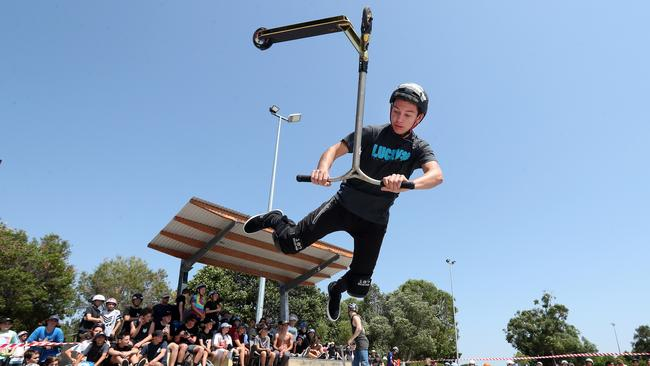 Как называется спорт на самокате: все о кикскутеринге