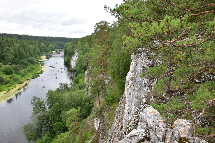 Каменная гряда тянется на много километров вдоль Чусовой. Нужна целая жизнь, чтобы побывать на вершине каждой из этих скал.