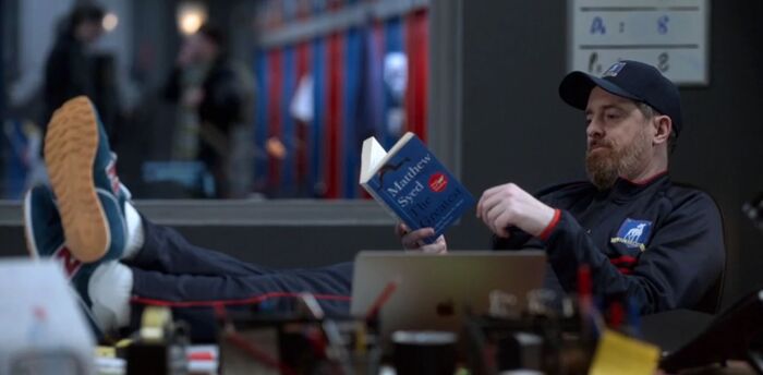 В сериале «Тед Лассо» один из героев постоянно читает книги. Чем не готовый список произведений, которые будут интересны юному футболисту?