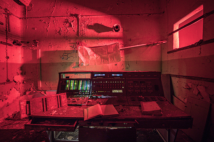 Старая аппаратура внутри бункера