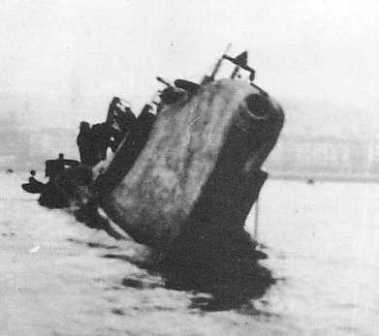 "Торелли" с сильным креном в испанском порту Авилес.(Фото Элио Андо)