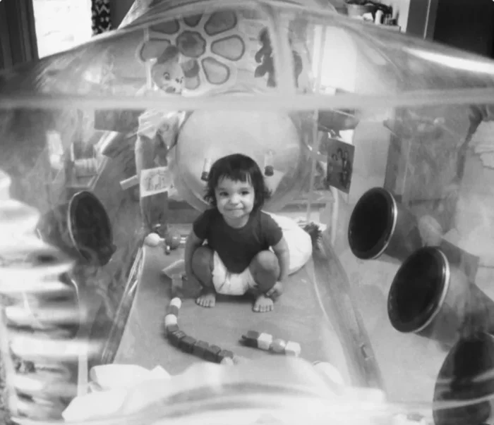 Мрачная история мальчика в пузыре: всю жизнь он провел в капсуле, а мать прикоснулась к нему лишь однажды – прямо перед его смертью Биология, Исследования, Наука, Научпоп, Длиннопост, Дети, Парень из пузыря, Вирус Эпштейна-Барр