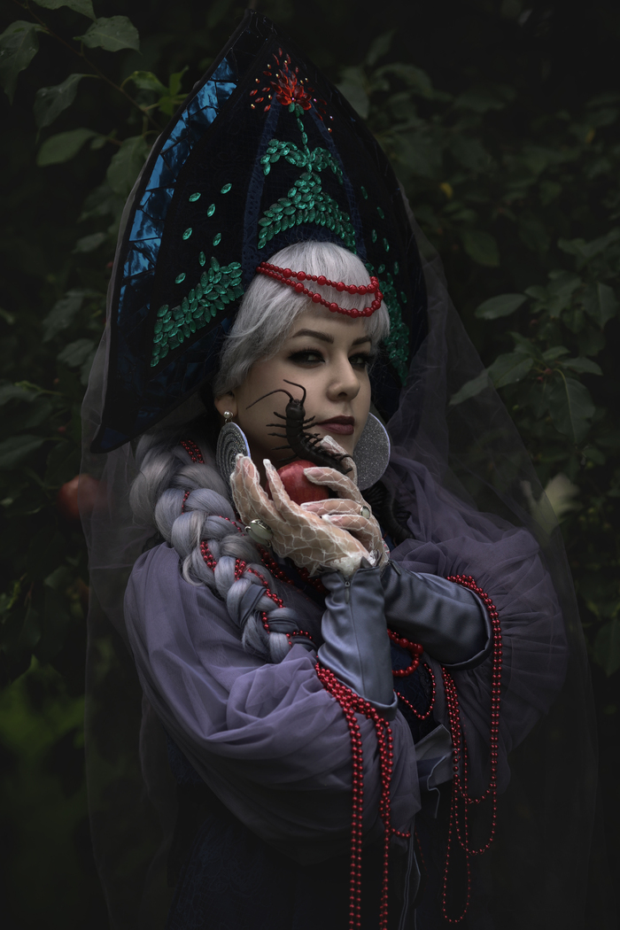 Царица (мачеха) - олицетворение нарциссической женской зависти и страха потерять власть через потерю красоты. Её зеркало - символ зависимости от внешней оценки.