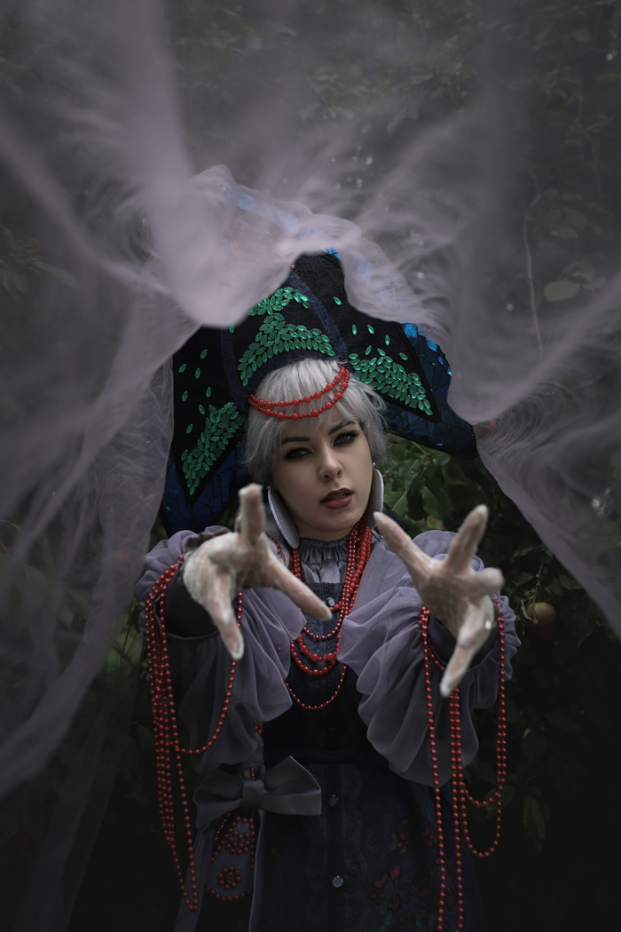 Костюм выполнен полностью мной, от пошива до укладки парика :)