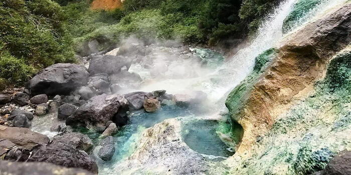 Автора второго снимка не знаю.