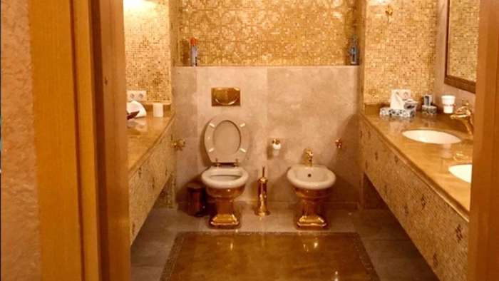 Рядом с унитазом там находится золотое биде.