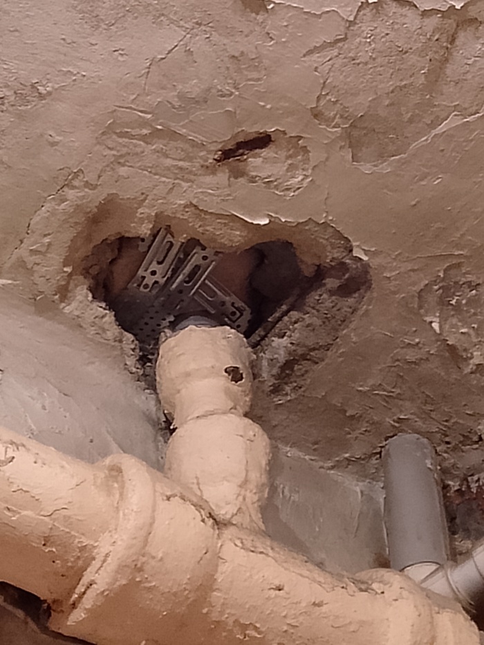 Как заделать эту дыру?