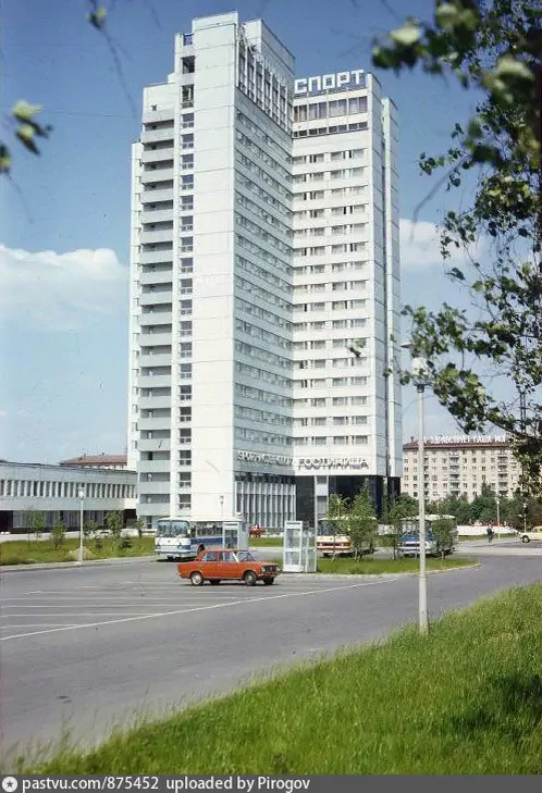 Гостиница "Спорт" на Ленинском проспекте в 1980 году. Проект создавали архитекторы Клоков и Кедреновский. Здание получилось 22-этажным, однако 21-й и 4-й не являлись жилыми. Их предназначение было техническим.