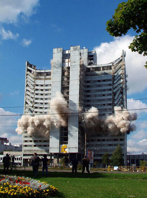 Снос гостиницы "Спорт" 25 сентября 2004 года.