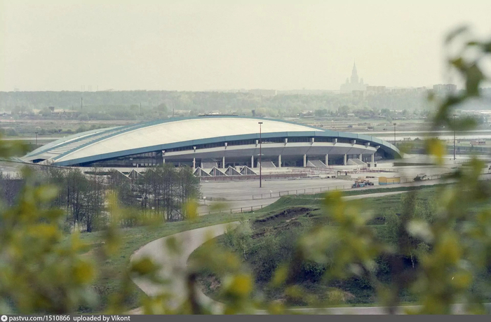 Велотрек в Крылатском, 1980. Над проектом работал в том числе инженер Виктор Ханджи. Он участвовал в создании Останкинской телебашни. Необычная форма велотрека связана с желанием вписать его в холмистый рельеф местности.