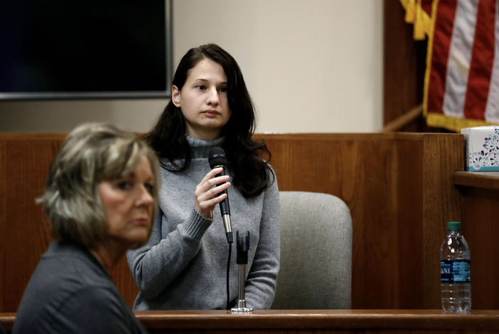 Джипси Роуз Бланшар выступает во время суда над своим бывшим парнем Николасом Годеджоном, 15 ноября 2018 года, в Спрингфилде, штат Миссури