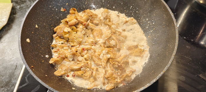 Добавляю сливки и столовую ложку муки для густоты соуса. Тушу. 5-7 минут