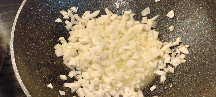 Пока основные ингредиенты варятся. Ставлю обжариваться лук на масле.