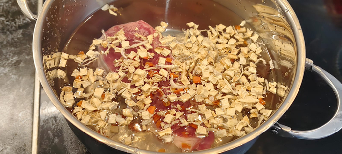 Для супа нужен бульон. Готовый у меня закончился, бульонные кубики использовать не хочу. Поэтому делаю бульон на свежем мясе на косточке. В суп мясо не пойдет. Но вареная говядина всегда пригодится! Варю с кореньями и солью.