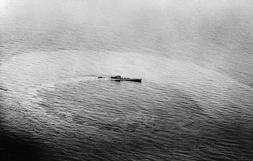 U-459, повреждённая самолётом, незадолго до затопления. 23 июля 1943 года