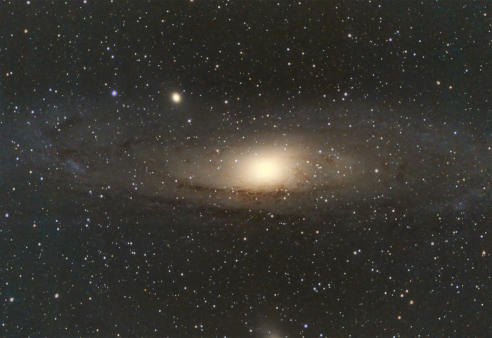 Обработанная Андромеда, сфотографированная и выложенная в прошлом посте. После комплексной обработки Raw файла на компе выглядит куда интереснее.