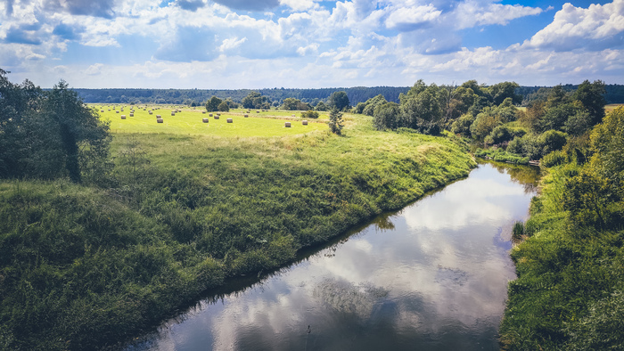 Вдоль дороги открываются такие панорамы. Места здесь и правда красивые.