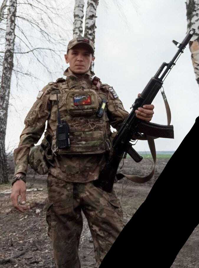 С нами память сидит у стола...