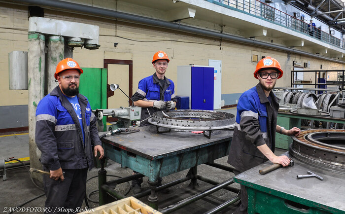 Из серии «Именно они делают Россию великой» - снято мной на заводе ПАО «Тюменские моторостроители»