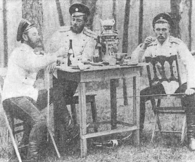 Антон Деникин с сослуживцами на русско-японской войне (первый слева). 1904 год