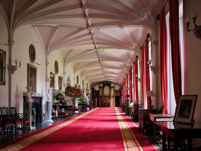 Впечатляющая длинная галерея, перестроенная после 1803 года. Потолок ее якобинской предшественницы был расписан сценами охоты.