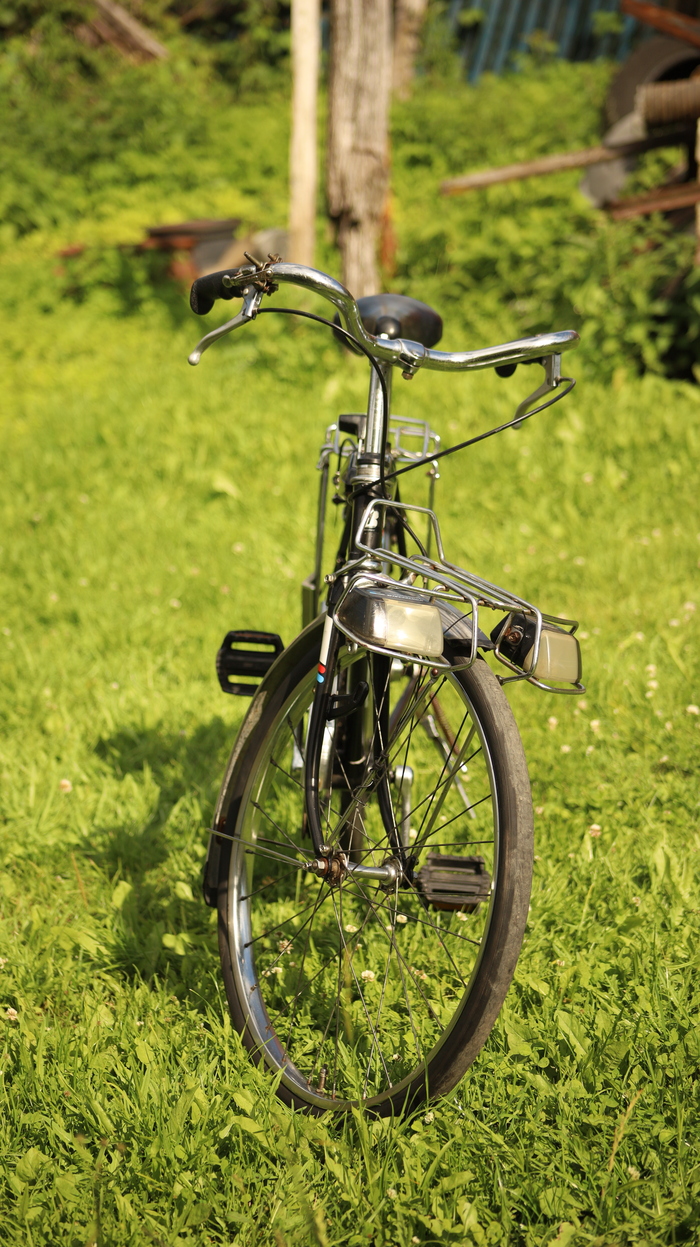 Передние фары никогда не работали, так как не было лампочек и динамо для их питания. Но смотрелись в то время очень футуристично.