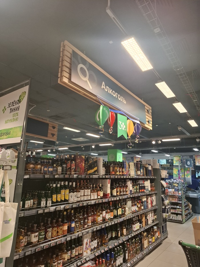 Заметили как реклама мешает освещению? А ничего не поделать снимать её запрещено. Это уже монтажники рекламных конструкций будут себе отращивать рак мозга, чтобы свет равномерно падал на товарные полки.