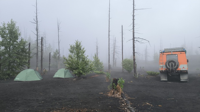 Наш лагерь и вахтовка.