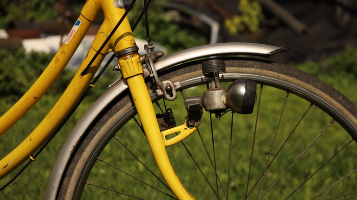 Фонарь работает, лампочку не менял. Светит конечно тускло и не сравнится с современными аккумуляторными, но он прикольно жужжит, хоть и немного отнимает у меня силы на выработку энергии.