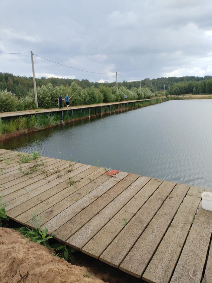 Нас отвел на мостки специально обученный человек, сказал: "Там!"