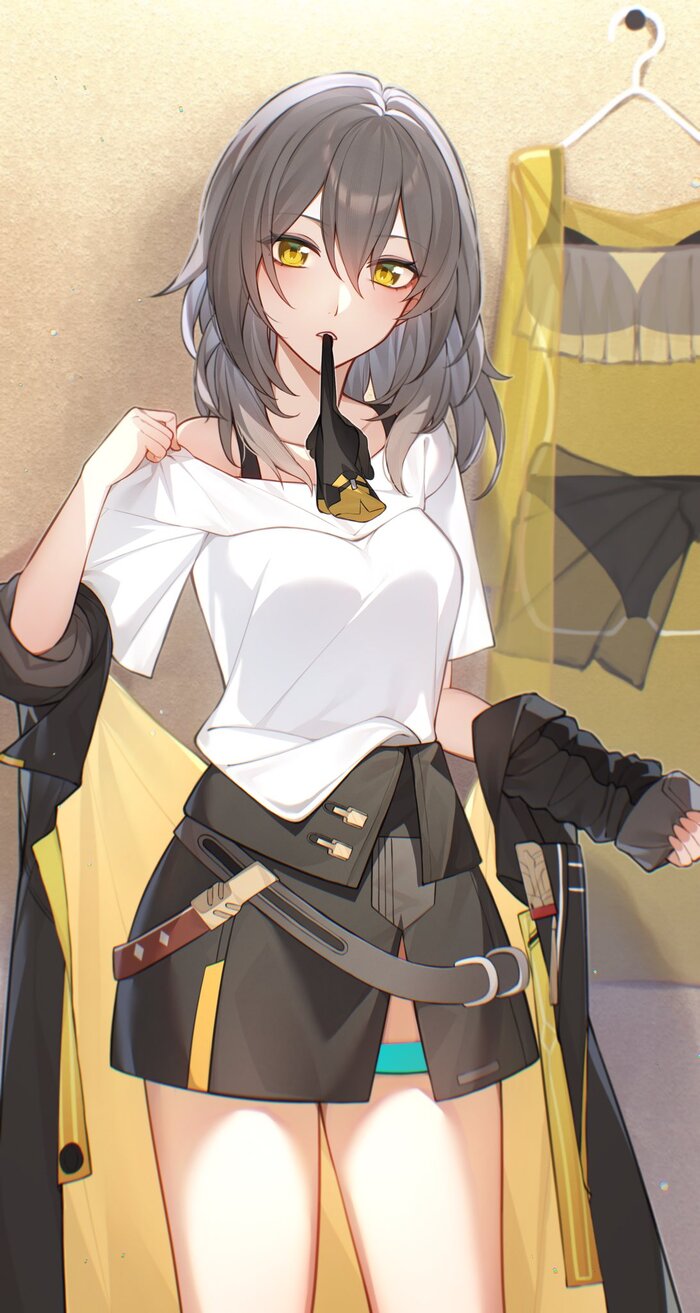 Я буду переодеваться, закрой дверь!