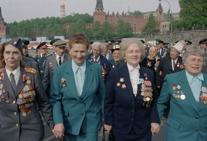 Участницы парада ветеранов Великой Отечественной войны, посвященного 50-летию Победы - летчицы 46-го женского авиационного полка ("ночные ведьмы"), Москва 5 мая 1995 г.