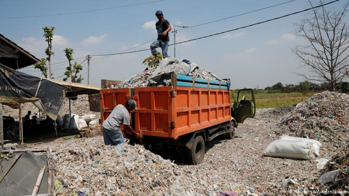 <a href="https://pikabu.ru/story/musornyie_voynyi_5_13130273?u=https%3A%2F%2Fqantara.de%2Fen%2Fphoto-essay%2Findonesias-village-rubbish-sorters&t=%D0%92%D1%8B%D0%B3%D1%80%D1%83%D0%B7%D0%BA%D0%B0%20%D0%BF%D0%BB%D0%B0%D1%81%D1%82%D0%B8%D0%BA%D0%B0%20%D0%B2%20%D0%91%D0%B0%D0%BD%D0%B3%D1%83%D0%BD%D0%B5&h=a95f9ecd1e908cad4e9a6ef84871b1cde2e667a8" title="https://qantara.de/en/photo-essay/indonesias-village-rubbish-sorters" target="_blank" rel="nofollow noopener">   </a>