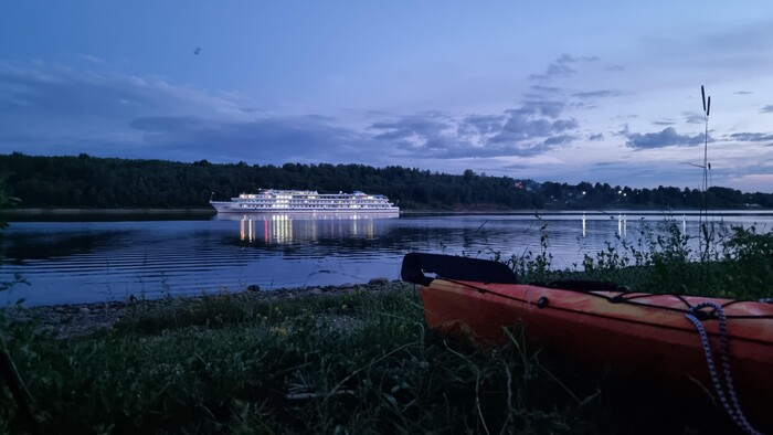 Ужин, теплоходы, тишина. Так выглядит идеальное завершение дня после всех приключений.