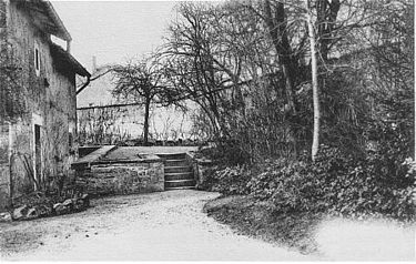 Сад возле дома. По преданию, именно здесь Жанна услышала голос архангела Михаила.