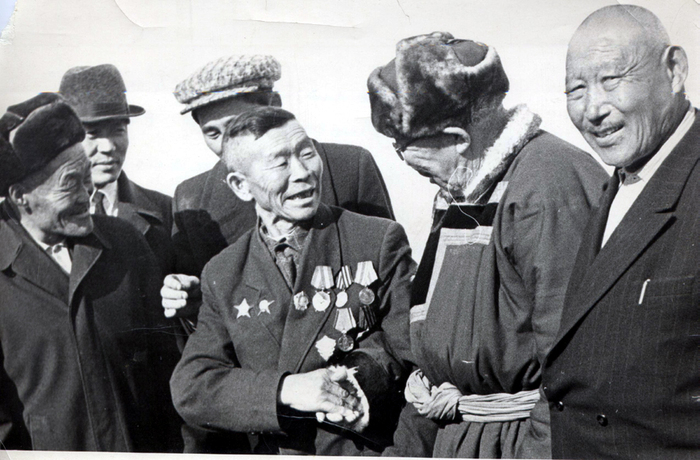 С односельчанами