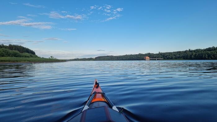 Заброшенный кирпичный "форт" с мостом, окна замурованы. А прямо за ним – пляж!