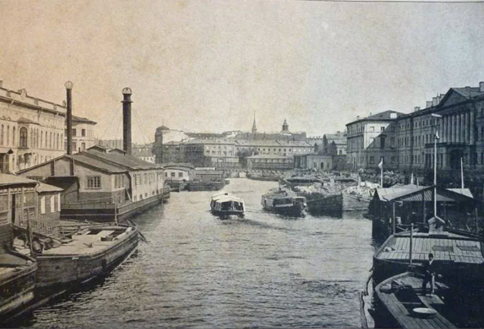 Живорыбные садки по двум сторонам Фонтанки. Между 1896 и 1900 годами.