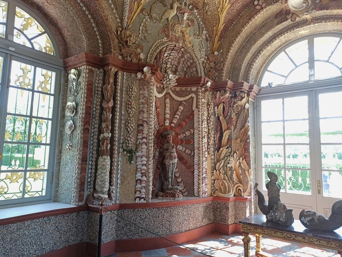 В «Гроте» нет освещения — чтобы рассмотреть все детали, лучше приходить в солнечную погоду или хотя бы в светлое время суток.