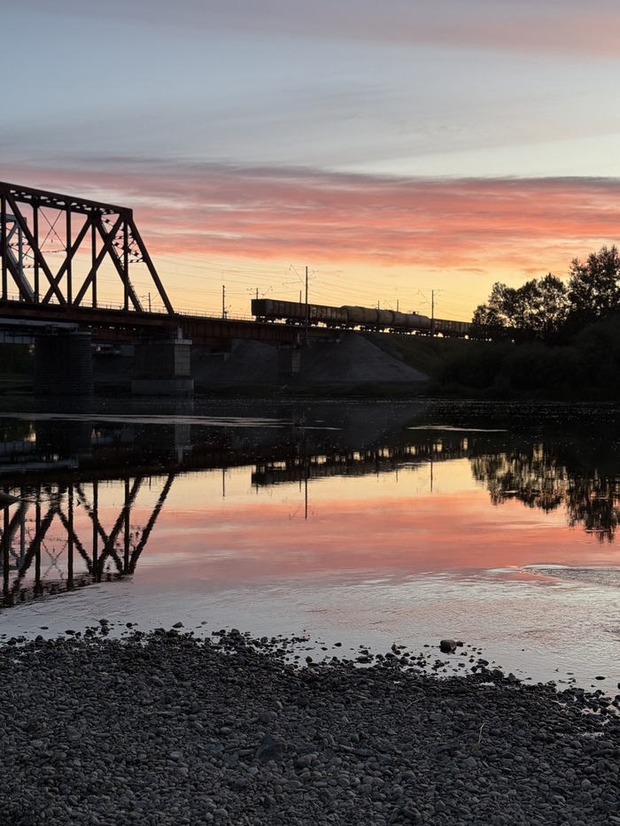 Поезд уезжает в закат