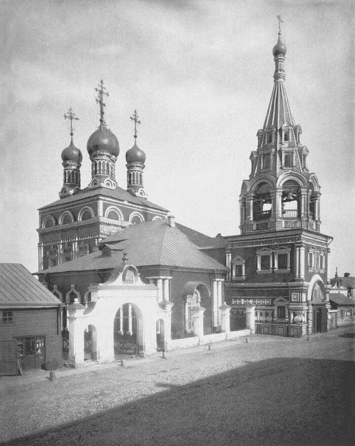 Фотография Н. Найдёнова, 1882. Внизу колокольни видны окно и другие скульптурные украшения.