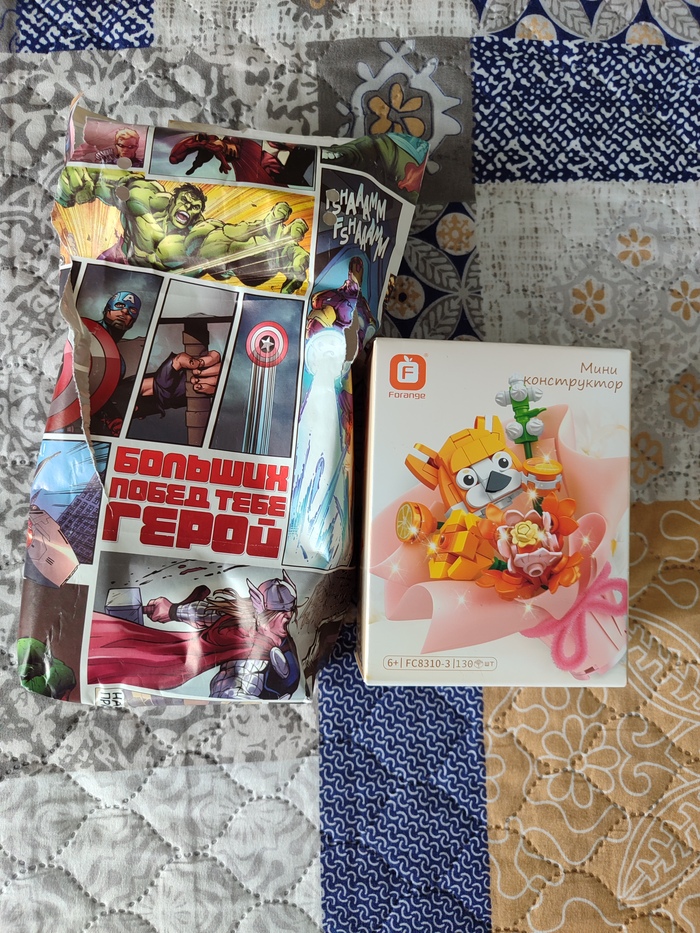 Премилый конструктор! Обязательно украшу им свой рабочий стол! 😉 Отдельное удовольствие доставила упаковка с моими любимыми героями MARVEL!