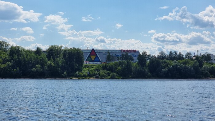 ТЦ на горизонте. Значит, город начался по-настоящему.